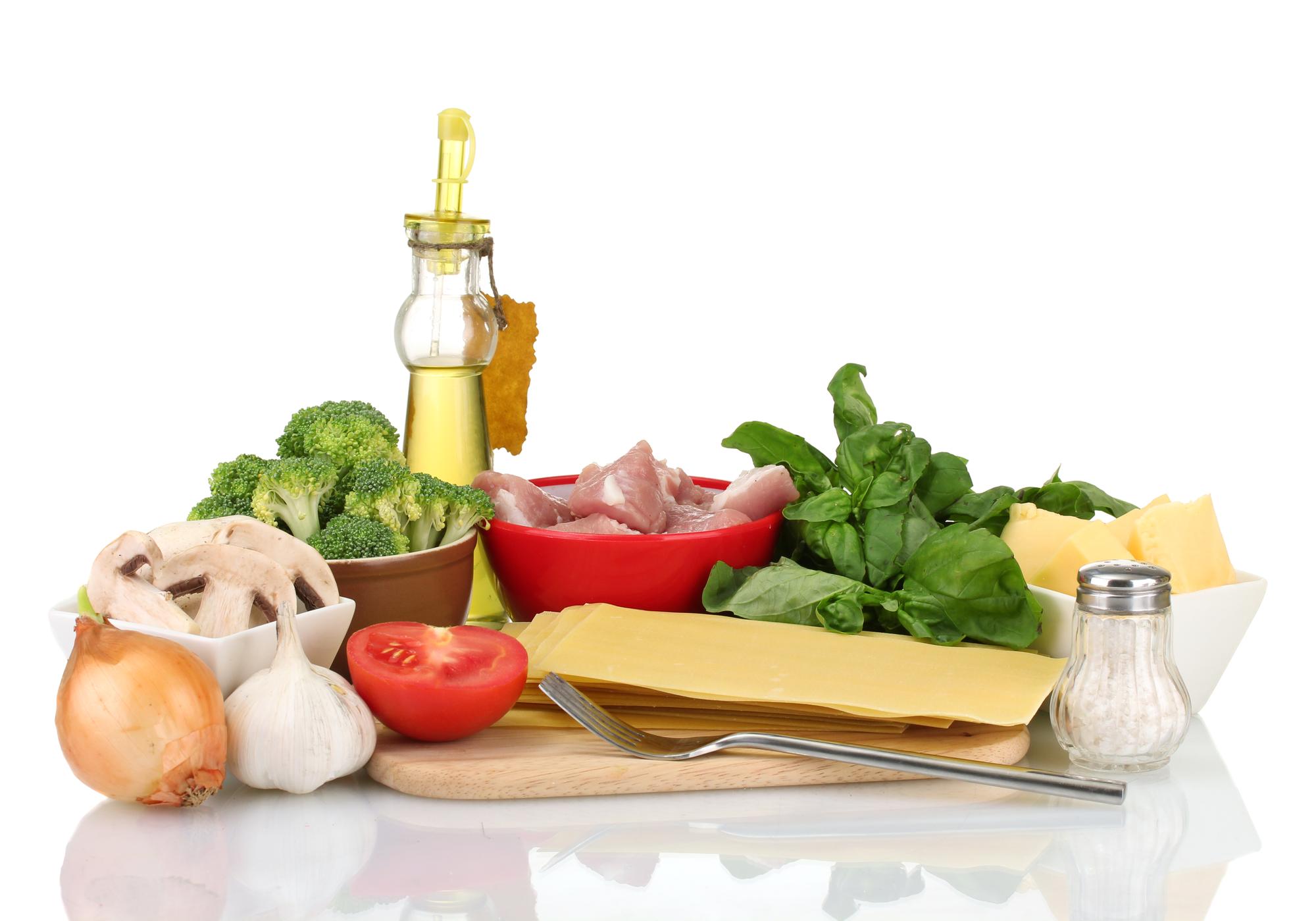 šviežių ingredientų rinkinys ant stalo